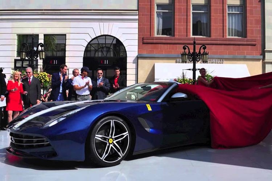  Ferrari F60 America là siêu xe được ra đời nhằm kỷ niệm 60 năm nhãn hiệu siêu xe Ferrari thâm nhập thị trường Bắc Mỹ. Theo hãng Ferrari, chỉ có đúng 10 chiếc F60 America được sản xuất và bán ra thị trường này.